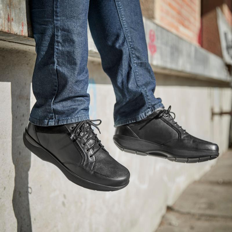 Miesten tilavat ja päältä joustavat New Feet kävelykengät - hieman rullaavat pohjat
