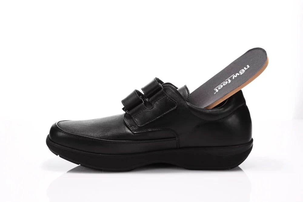 Miesten tilava ja päältä joustava New Feet tarrakenkä